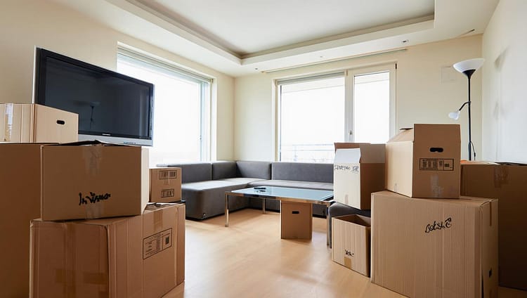 вещи в коробках